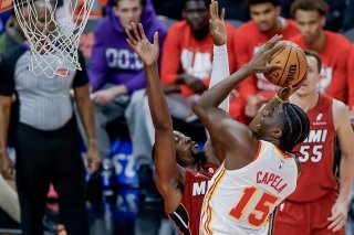 Clint Capela au duel avec Bam Adebayo. KEYSTONE/EPA/ERIK S. LESSER